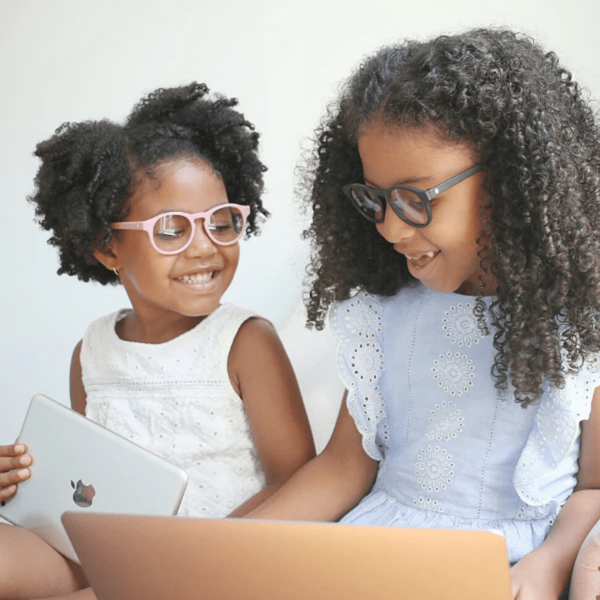 BABIATOR KEY HOLE 3 5 years pink screen saver blue light kids glasses sunglass culture model wearing