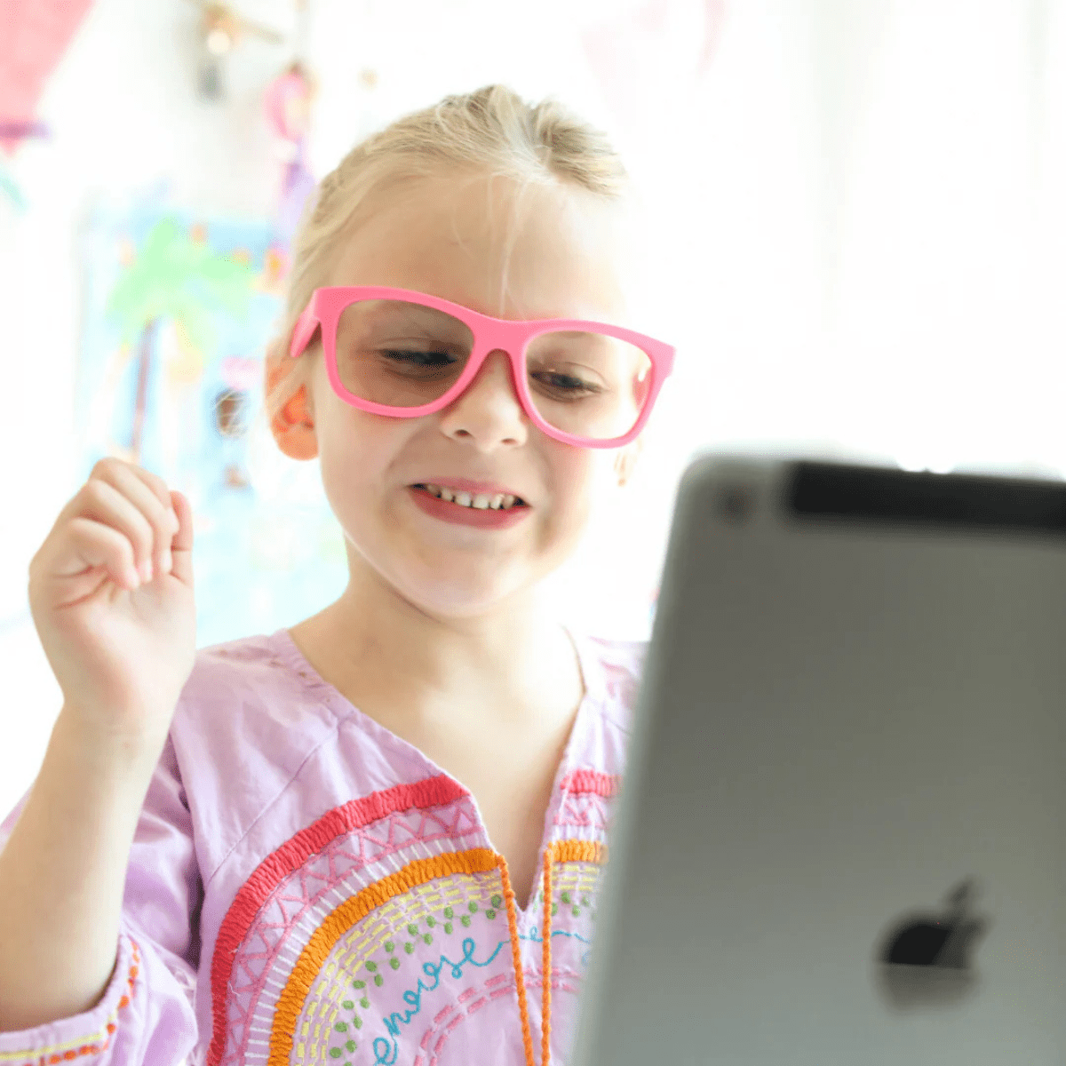 BABIATOR Navigator THINK PINK AGE 6+ kids bluelight glasses sunglass culture model wearing
