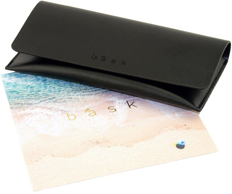 Black pouch with 'bäsk' branding on a white background