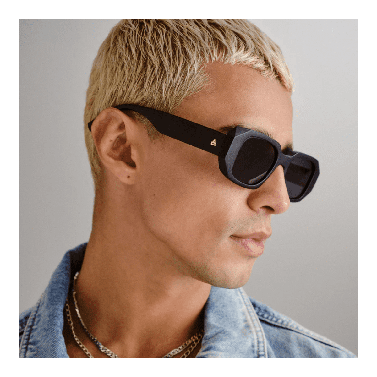 AIRE ASCENDANT 2442280 MATTE BLACK POLARISED GEOMETRIC RECTANGLE UNISEX MODEL SIDE 2