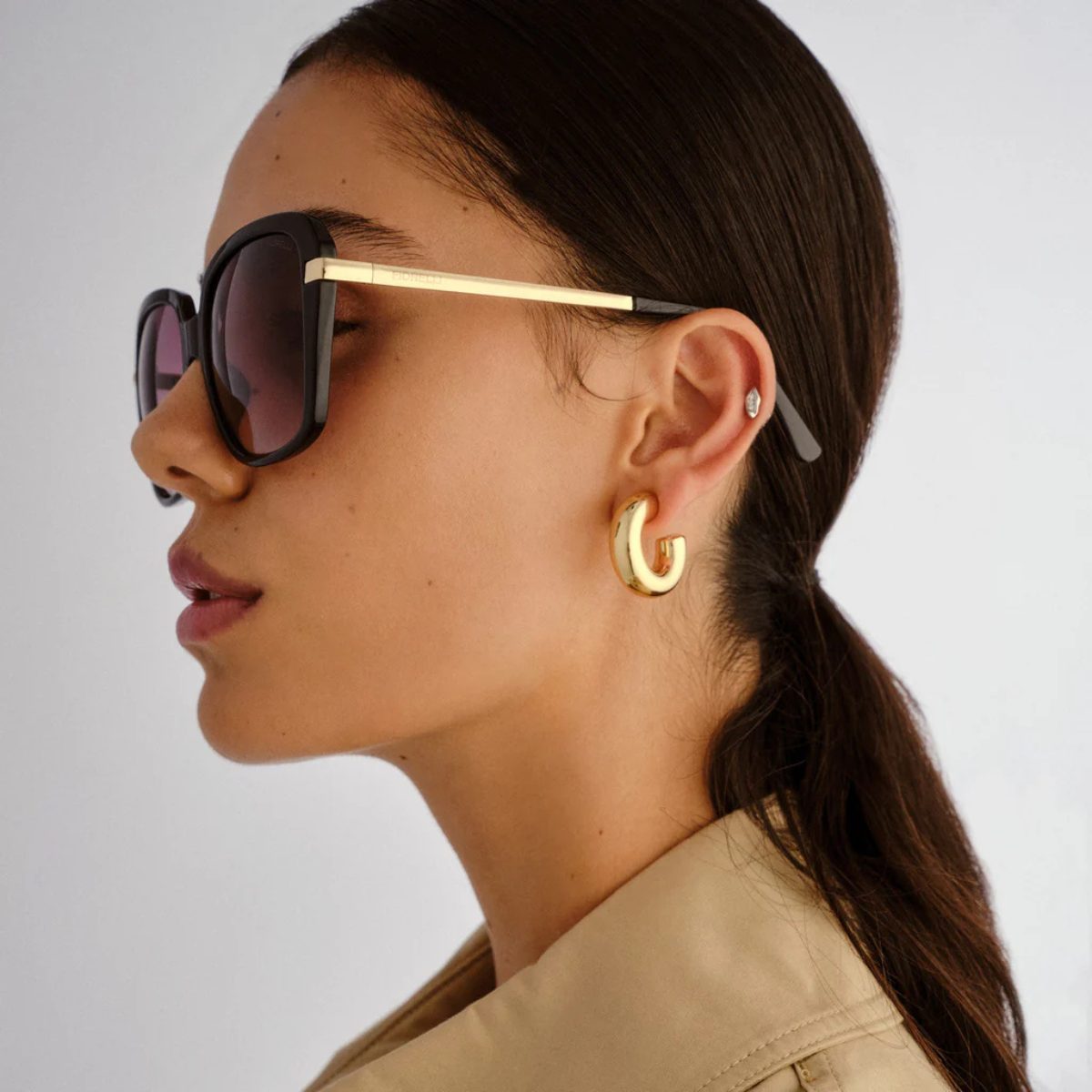 Fiorelli Jamie FIO2547322 Black Gold Warm Smoke Gradient Lenses large oversized square metal sunglass culture coomera on model