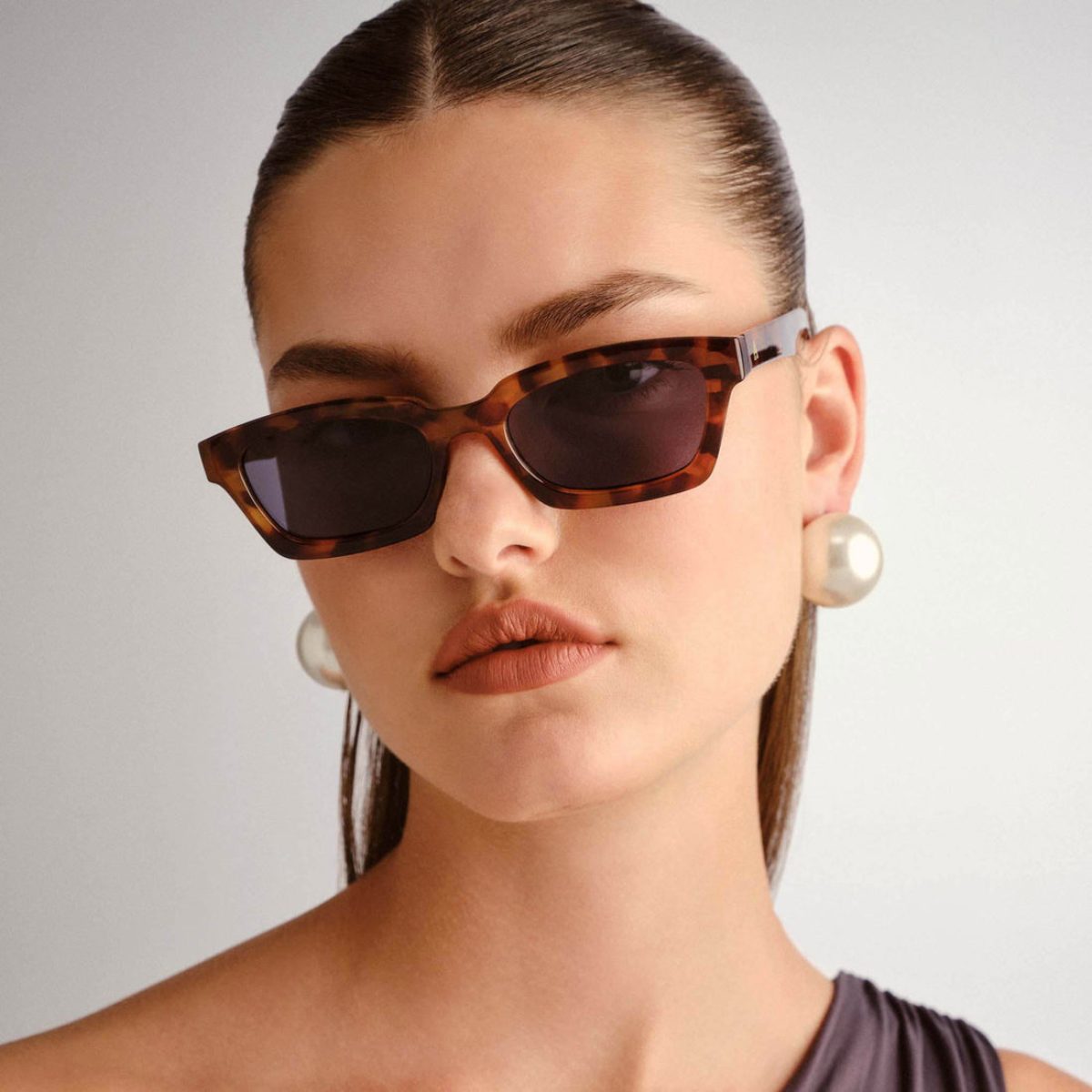 SCULPTOR 2442335 DARK TORT slim sleek sunglass culture coomera sunnies store trend 2026 female model